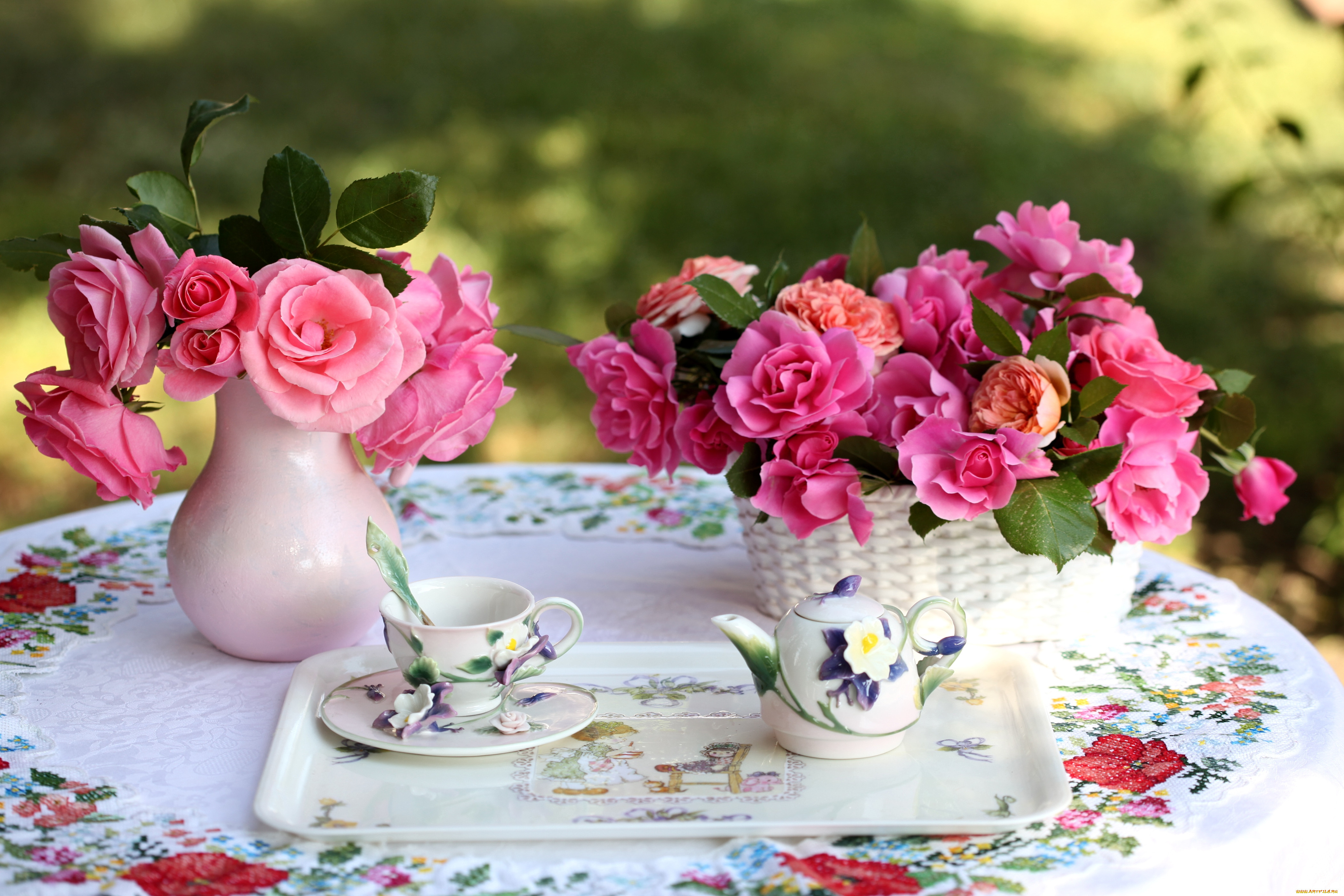 Доброго дня нежные цветы. Утренние цветы. Цветы на столе. Красивые букеты цветов в вазах. Утренний букет.